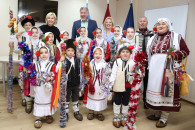 "Нас разделяет расстояние, но объединяют традиции". Колядующие из Гагаузии посетили посольство Латвии и предпринимателей