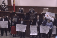 "Нет цензуре": БКС заблокировал центральную трибуну парламента и требует досрочных выборов