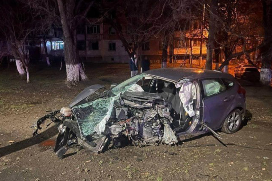 В Кишиневе Ford снес столб и протаранил две машины; водитель погиб