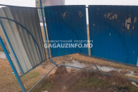 Остановку общественного транспорта снес автомобиль в Комрате
