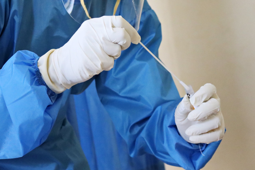 Эпидемиологи рассказали об опасности нового штамма коронавируса «кракен»