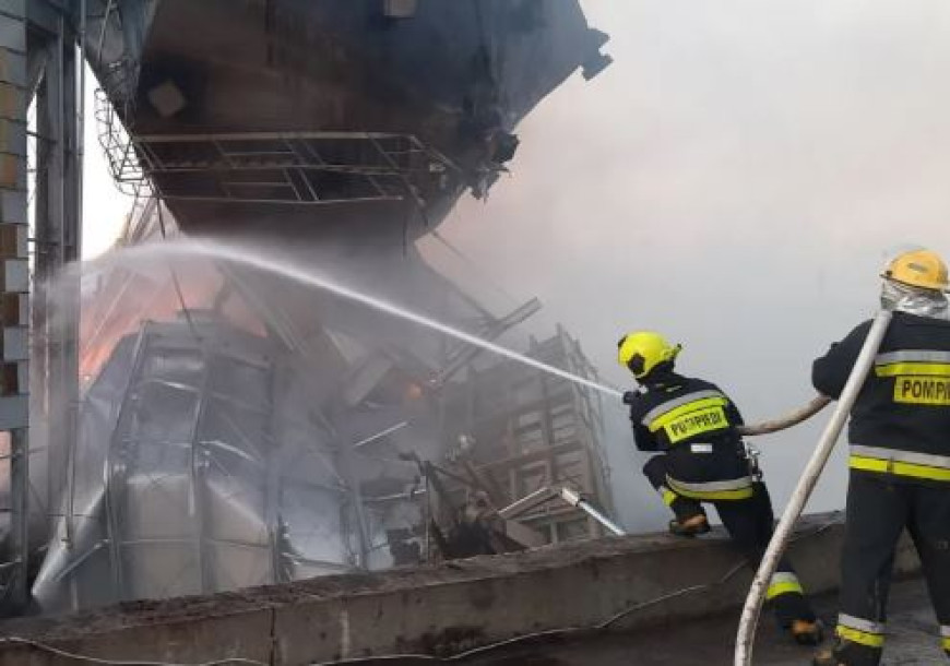 Крупный пожар вспыхнул в Джурджулештском порту - обрушился резервуар для хранения зерна
