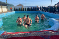 Крещенские купания в +19: аномальная погода не помешала комратчанам отдать дань традициям