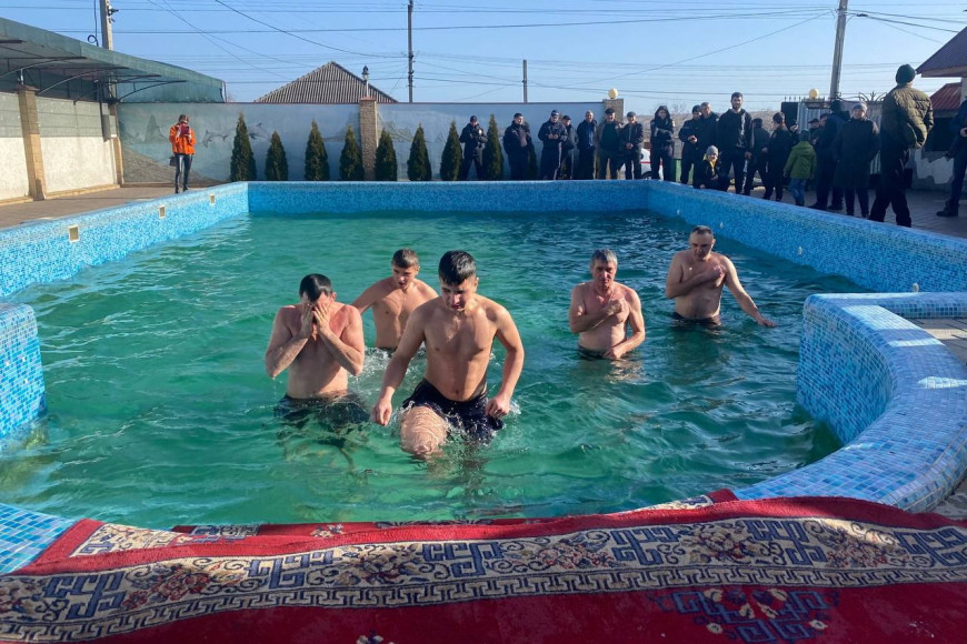 Крещенские купания в +19: аномальная погода не помешала комратчанам отдать дань традициям