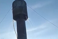 Фонтан наоборот. В Чишмикиойе дала течь водонапорная башня, в домах людей нет воды