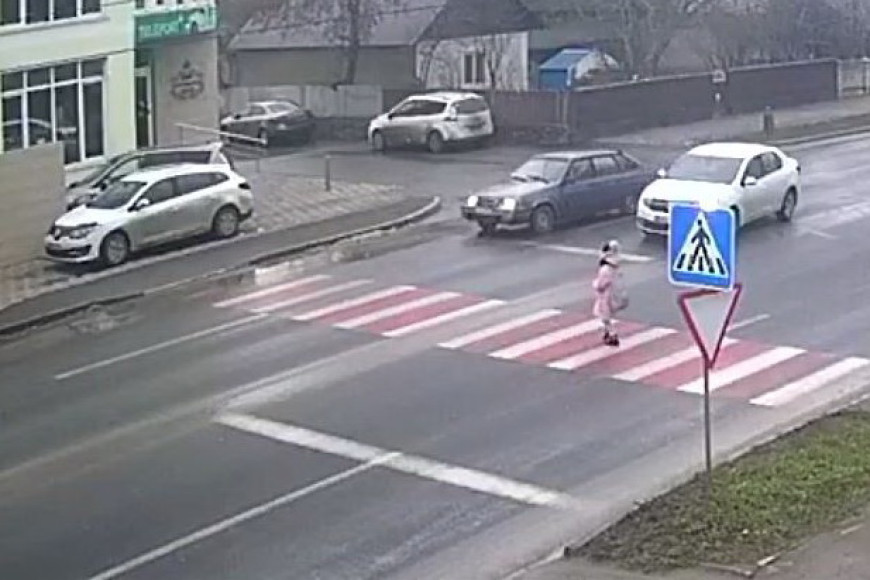 В Оргееве полицейский автомобиль попал в ДТП, пропуская ребенка