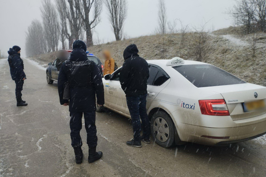 Двух беженцев из Украины выявили пограничники в такси: незаконно перешли границу