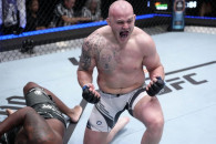 Молдавский боец UFC "задушил" Деррика Льюиса