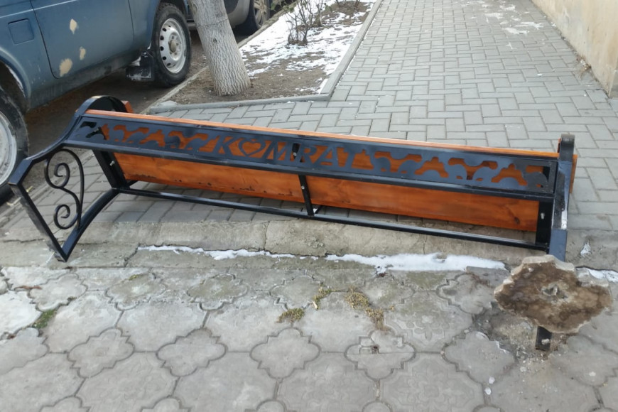 Вандализм в Комрате: неизвестные повредили уличную скамейку