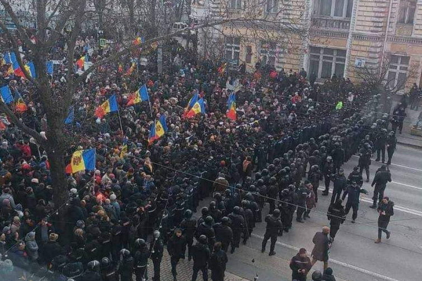 В центре Кишинева протестующие пытались пробиться через кордоны полиции