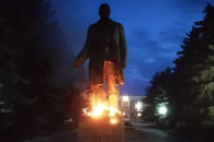Вандализму подвергся памятник Ленину перед домом культуры в Новых Аненах