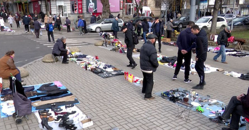 В Кишиневе процветает "блошиный рынок": пенсионеры выносят на продажу вещи из дома