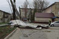 Непогода в Комрате: ветер повредил кровлю многоэтажек и несколько автомобилей