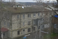 Непогода в Комрате: ветер повредил кровлю многоэтажек и несколько автомобилей