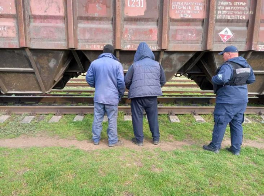 Спрятались в вагоне для зерна: пограничники в Гагаузии задержали граждан Украины