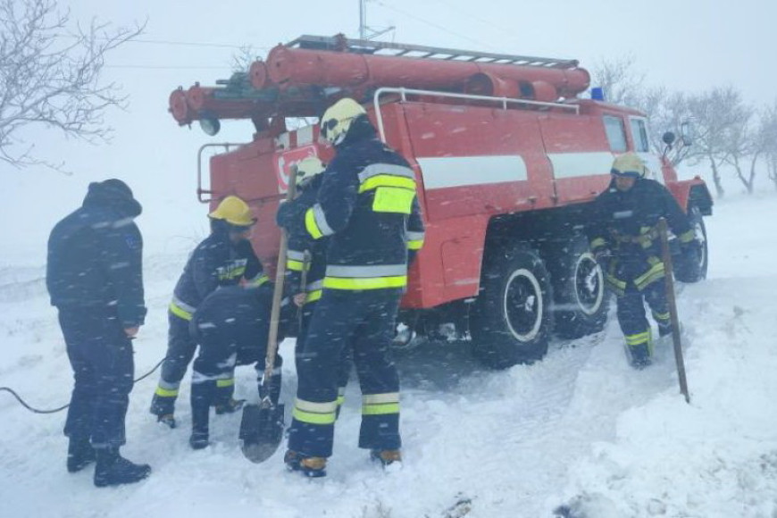 Во власти непогоды: школьный автобус с детьми застрял в снегу в Рышканском районе