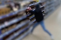 В Тирасполе 30-летний мужчина опрокинул стеллаж с алкоголем в магазине