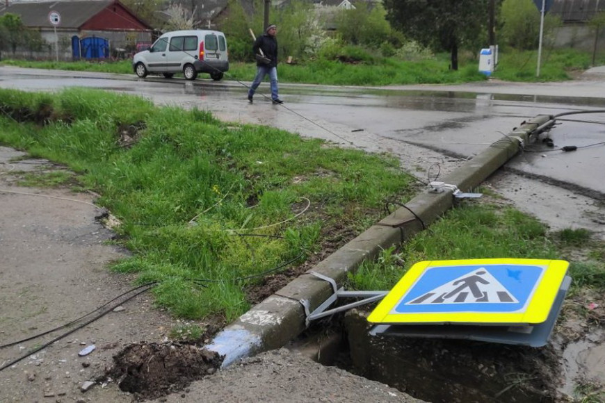 В Бессарабке грузовик снес столб