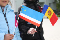 День родного языка в Гагаузии: в Чадыр-Лунге дети исполнили гимн, выстроившись в форму сердца