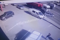 В Кишиневе легковой автомобиль попал под колеса грузовика