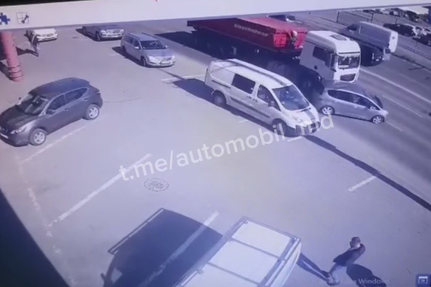 В Кишиневе легковой автомобиль попал под колеса грузовика