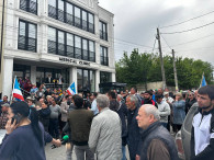 "Руки прочь от Гагаузии". Перед ЦИК протестующие потребовали не снимать с гонки одного из кандидатов