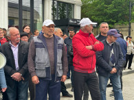 "Руки прочь от Гагаузии". Перед ЦИК протестующие потребовали не снимать с гонки одного из кандидатов