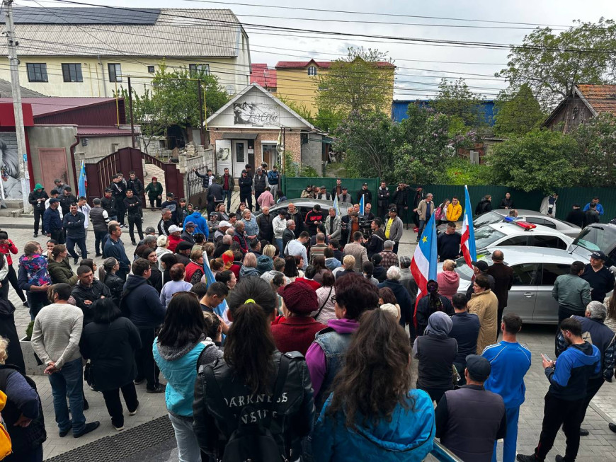 "Руки прочь от Гагаузии". Перед ЦИК протестующие потребовали не снимать с гонки одного из кандидатов
