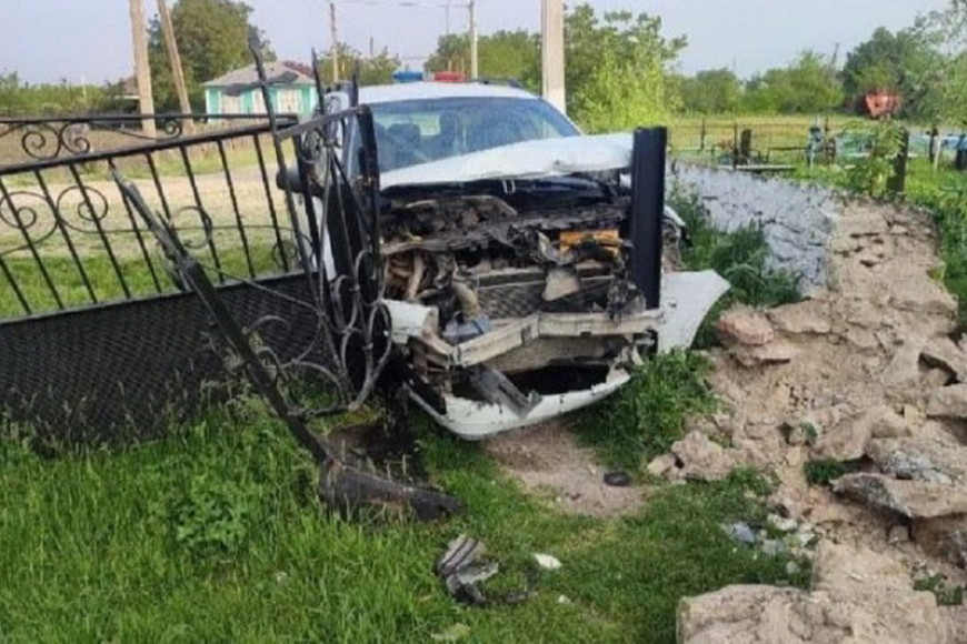 Алкоголь чуть не довел до могилы: автомобиль в Дрокии врезался в ворота кладбища