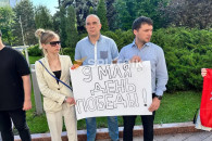 У здания парламента протестуют против переименования Дня Победы