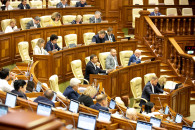 11 депутатов парламента лишились части зарплат и пособий за прогулы заседаний