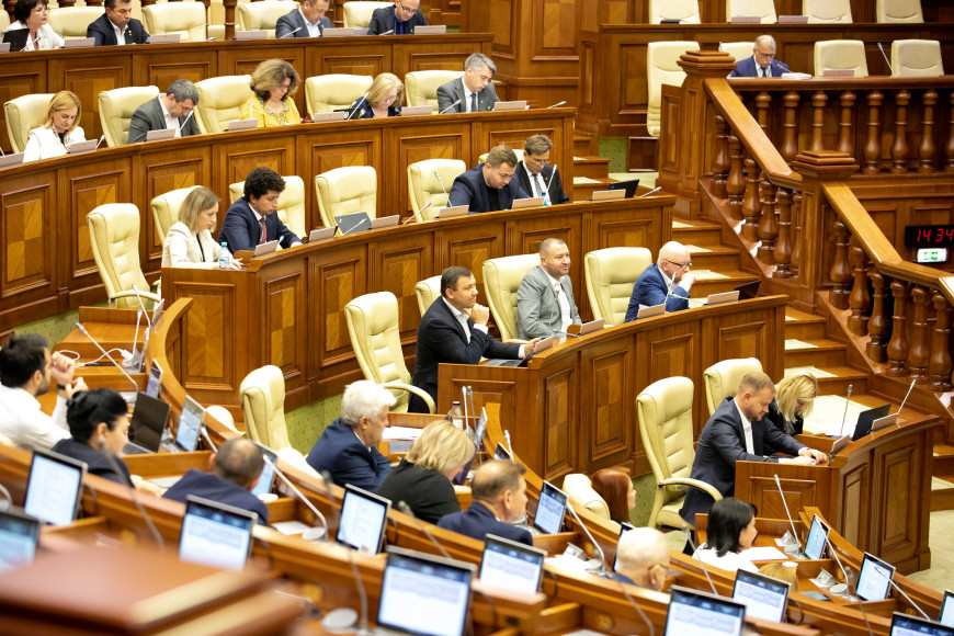 11 депутатов парламента лишились части зарплат и пособий за прогулы заседаний