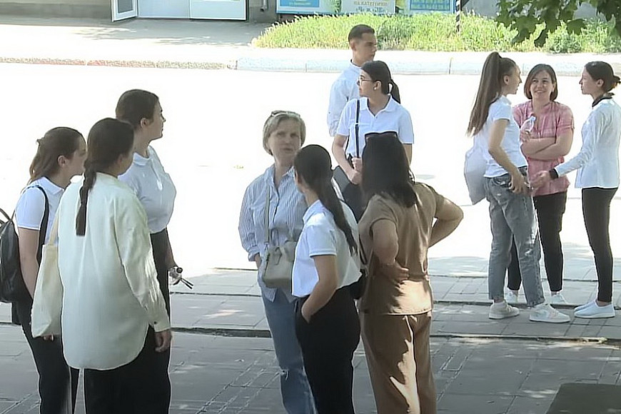 "Уже легче от того, что экзаменов стало меньше". Как в Гагаузии сдали второй экзамен на степень бакалавра