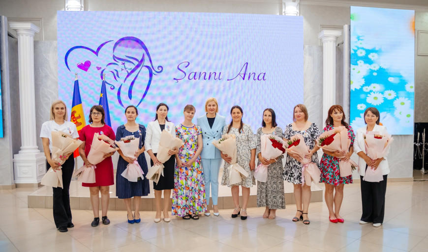 «Сила матери сильнее законов природы». Ирина Влах вручила медали многодетным семьям Гагаузии