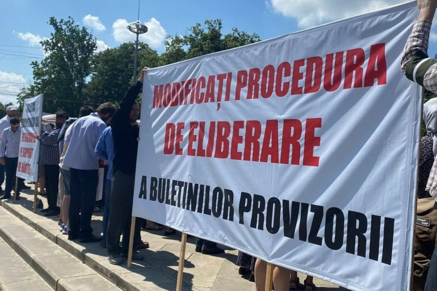 С иконами к правительству. Верующие вышли на протест в Кишиневе
