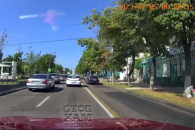 Жизнь спасла реакция: в Кишиневе девушку едва не сбил автомобиль