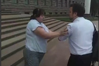 На депутата от PAS у парламента напала женщина