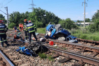 Четыре человека погибли в Румынии: поезд снес автомобиль