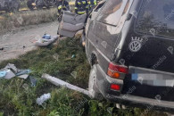 В Фалештском районе товарный поезд врезался в микроавтобус