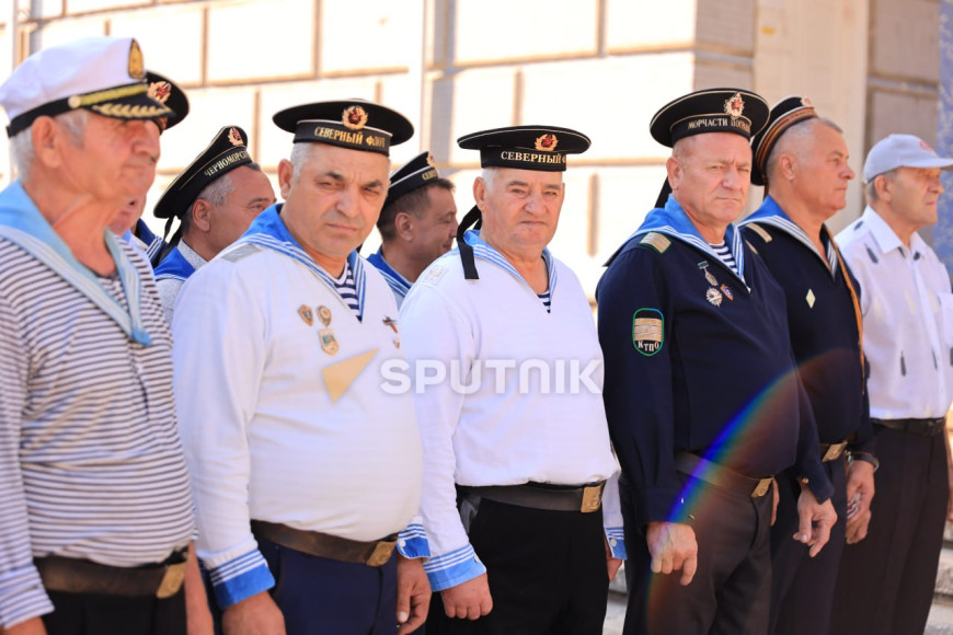 "За тех, кто в море". В гагаузском селе моряки подняли военно-морской флаг СССР