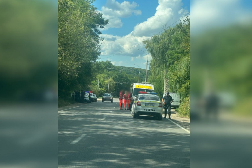 В Сороках "скорая" сбила человека