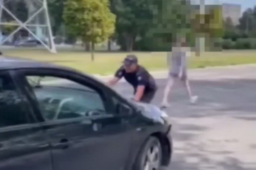 В Кишиневе автоледи сбежала после остановки полицейским: авто чуть не сбило правоохранителя