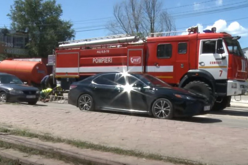 Забитая канализация в Комрате. На помощь пришли спасатели