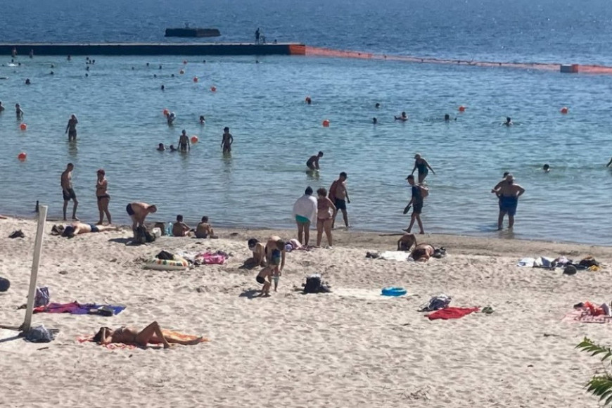Бархатный сезон на море в Одессе: тысячи отдыхающих вышли на пляжи