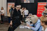 "Как прыжок с парашютом": Ирина Влах представила в Кишиневе свою первую книгу