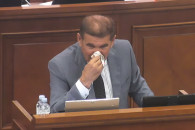 Речь о "жадности" и "предательстве": у депутата PAS пошла носом кровь