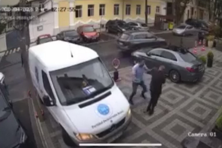 Лидер партии "Демократия дома" избил охранника отеля из-за парковки