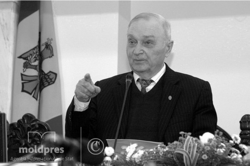 Смерть писателя: в Молдове сегодня день траура