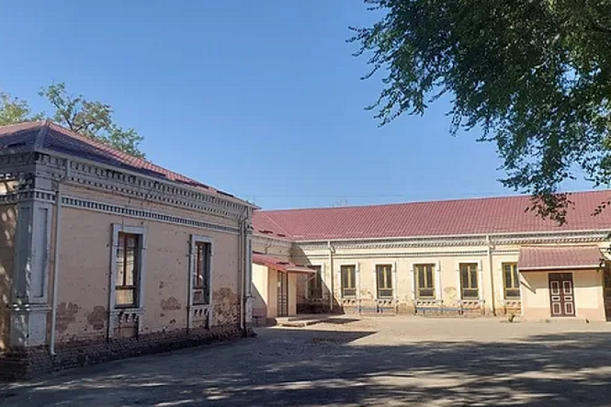 В 118-летнем здании школы в Гагаузии обновили кровлю