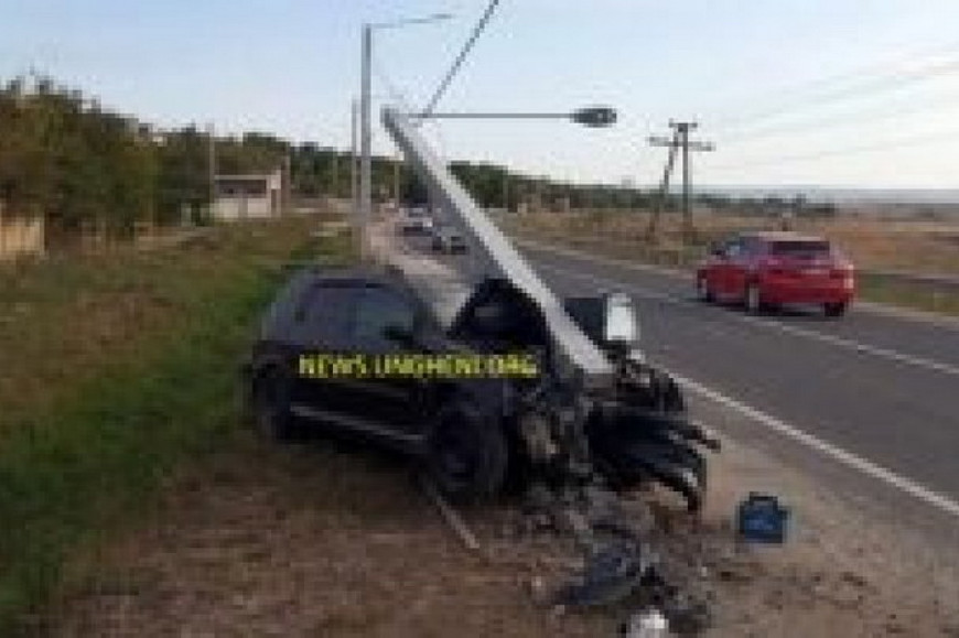 Серьезное ДТП в Унгенах: Автомобиль врезался в столб электропередач, пострадали двое детей